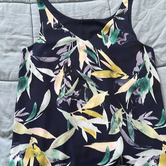 Reversible with a  v line and circle neck share fancy tank - Picture 2 of 6